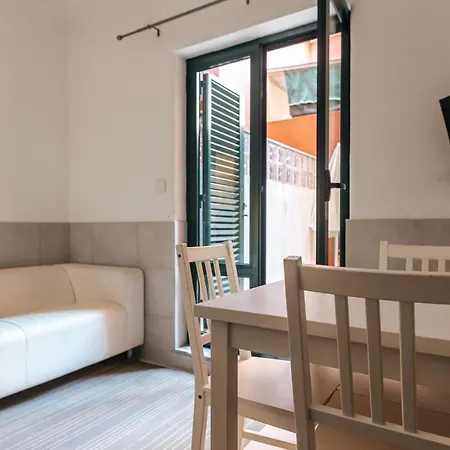 Apartment Terrace Flat Near River